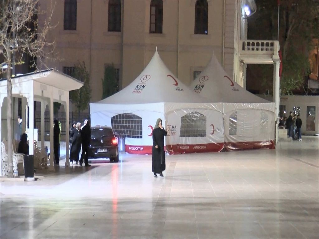 İstanbullular geceyi camilerde, parklarda ve spor salonlarında geçirdi! - Sayfa 1