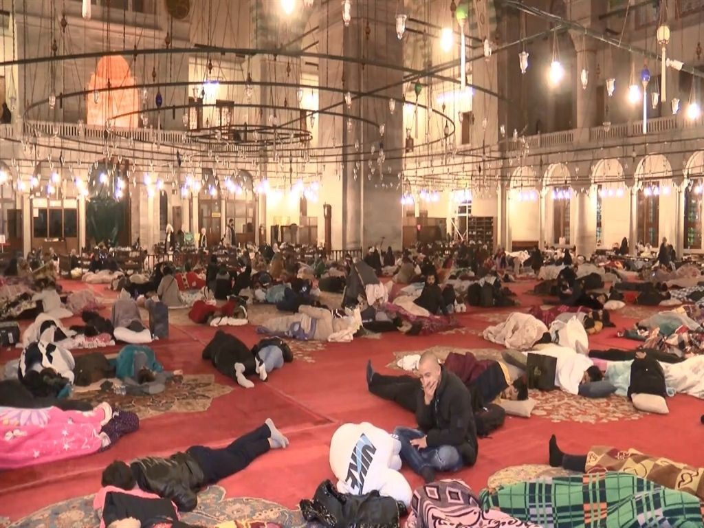 İstanbullular geceyi camilerde, parklarda ve spor salonlarında geçirdi! - Sayfa 4