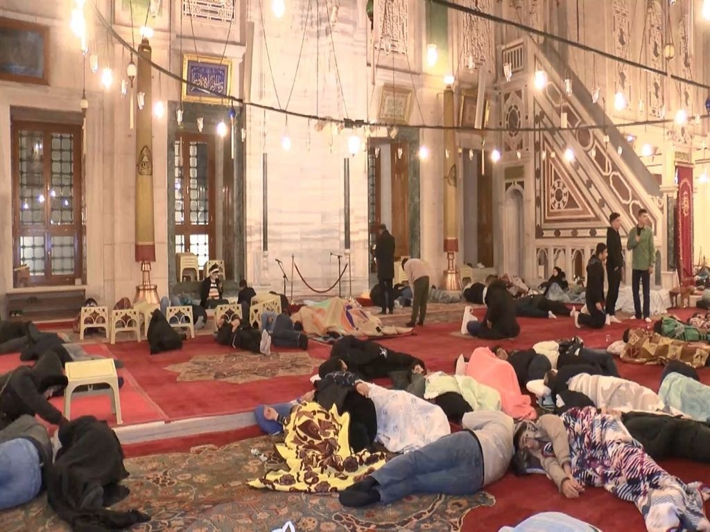 İstanbullular geceyi camilerde, parklarda ve spor salonlarında geçirdi! - Sayfa 11