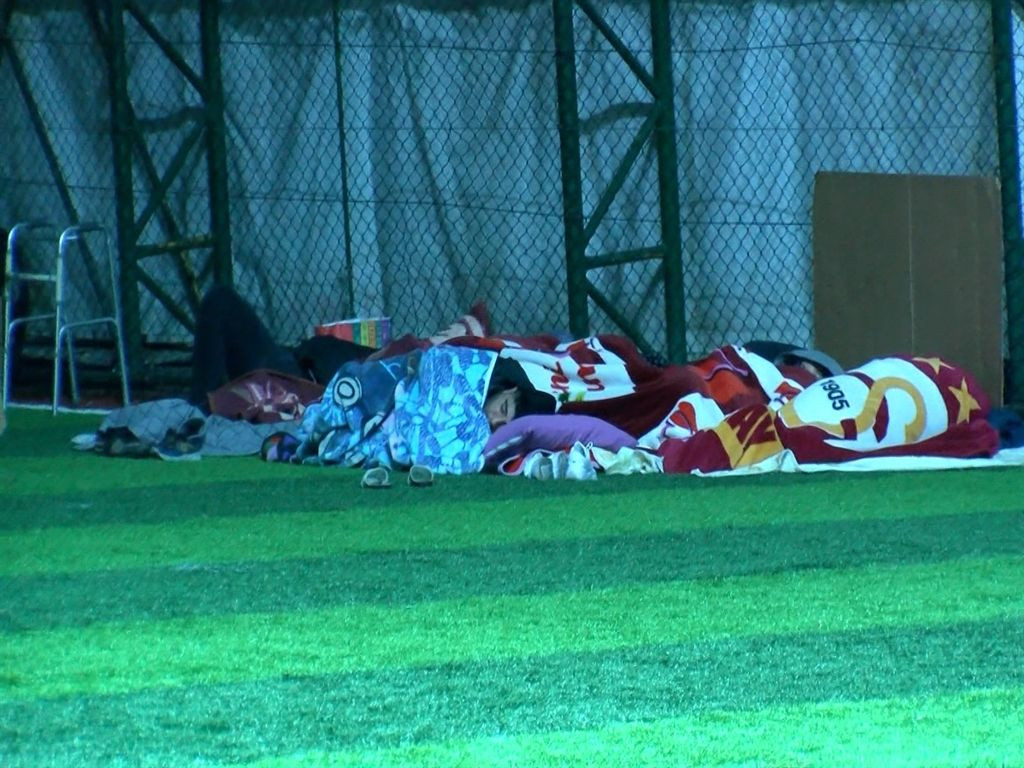 İstanbullular geceyi camilerde, parklarda ve spor salonlarında geçirdi! - Sayfa 10