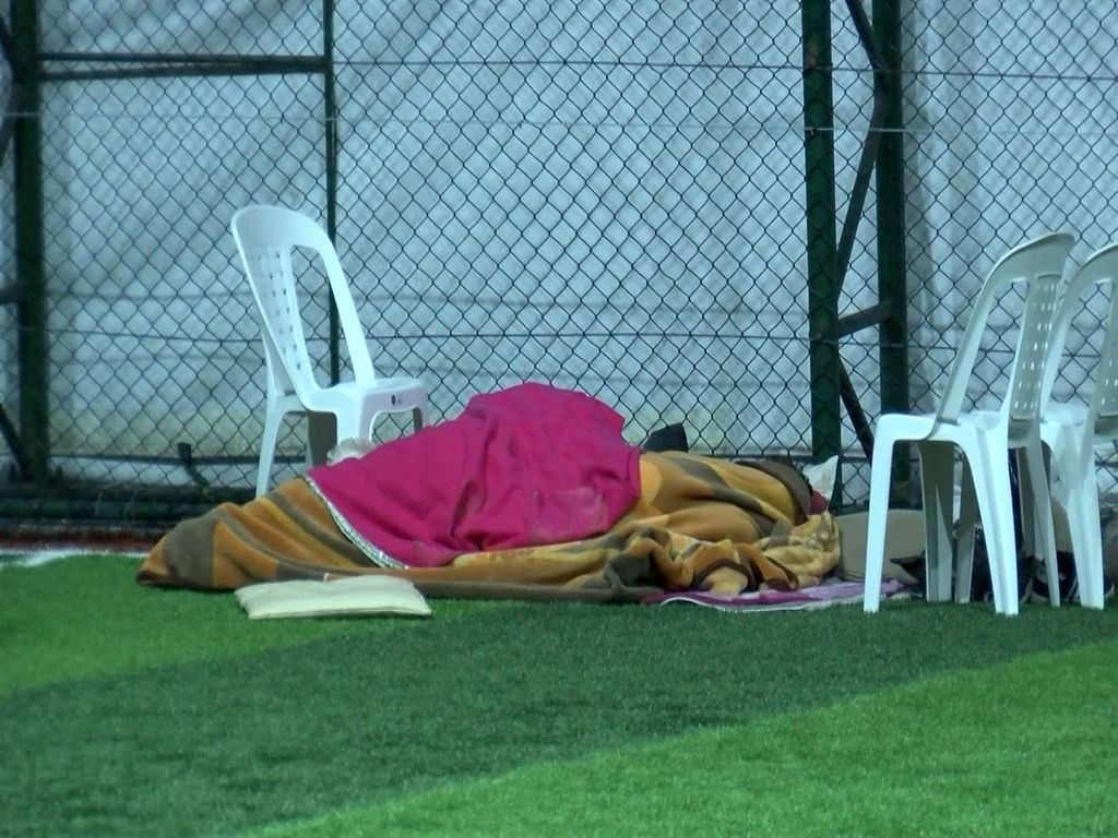 İstanbullular geceyi camilerde, parklarda ve spor salonlarında geçirdi! - Sayfa 9