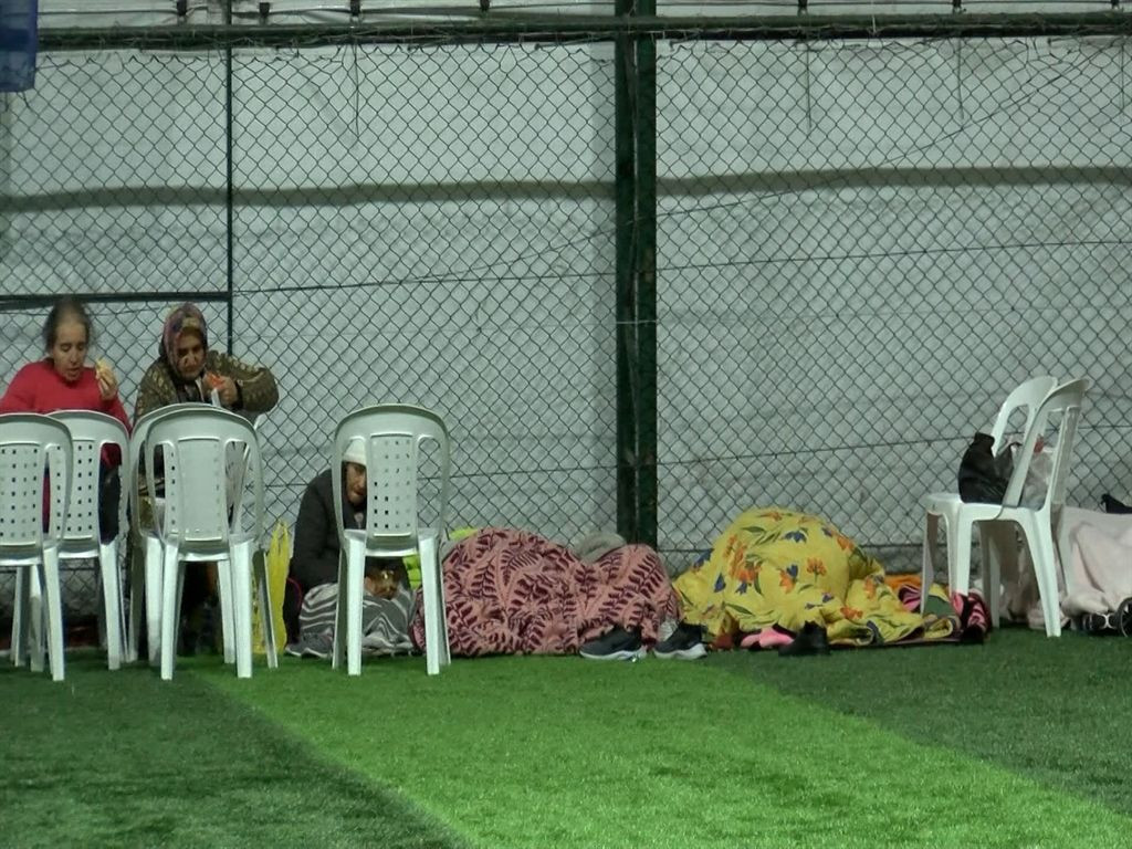 İstanbullular geceyi camilerde, parklarda ve spor salonlarında geçirdi! - Sayfa 8