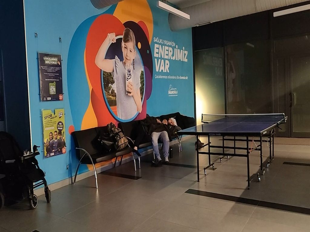 İstanbullular geceyi camilerde, parklarda ve spor salonlarında geçirdi! - Sayfa 7