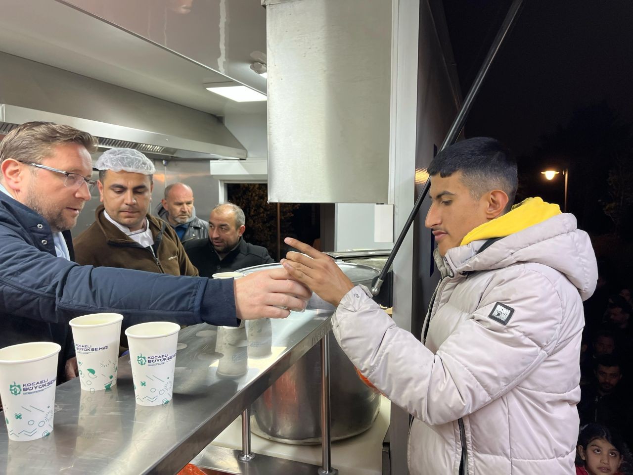 Kocaeli’den Küçükçekmece’ye dayanışma! Hızır 41 ekipleri çorba dağıttı - Sayfa 3