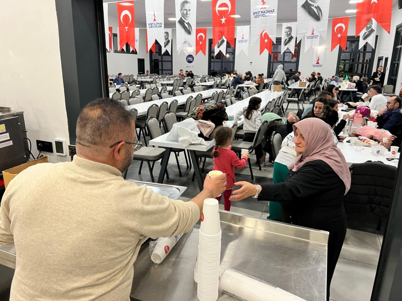 Sancaktepe Belediyesi depremzedelerin yanında! Tesisler açıldı, sıcak ikramlar dağıtıldı - Sayfa 6