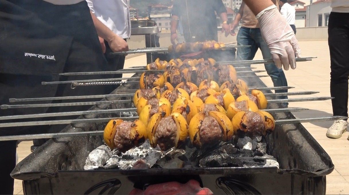 Alanya’da muşmula kebabı rüzgârı! Mangallar yakıldı, lezzet tanıtıldı - Sayfa 1