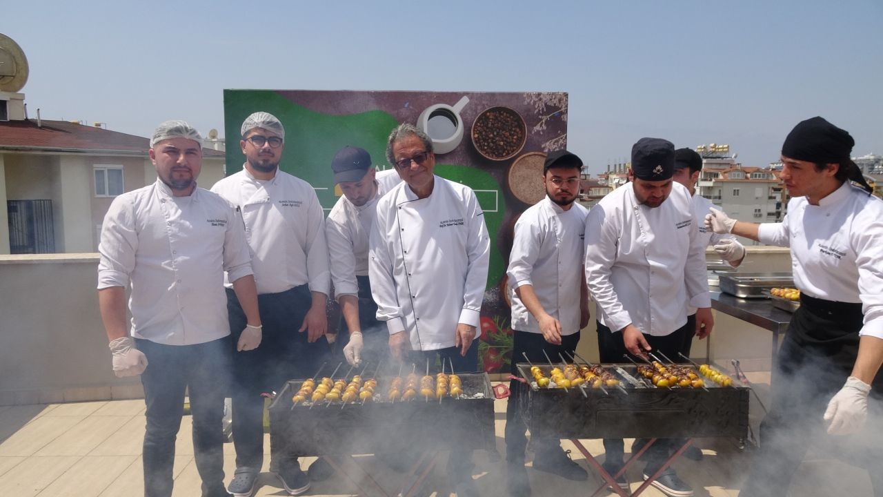 Alanya’da muşmula kebabı rüzgârı! Mangallar yakıldı, lezzet tanıtıldı - Sayfa 2