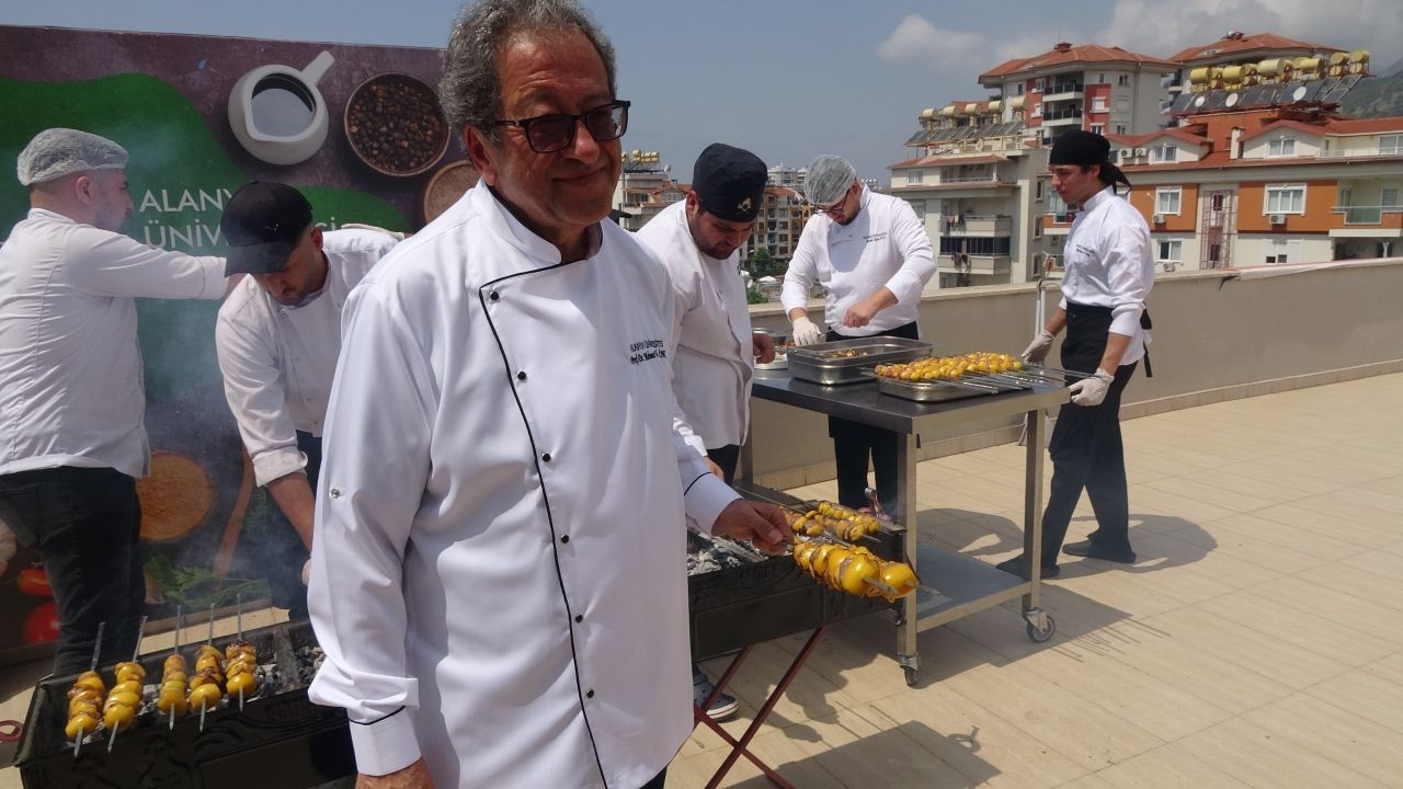 Alanya’da muşmula kebabı rüzgârı! Mangallar yakıldı, lezzet tanıtıldı - Sayfa 3
