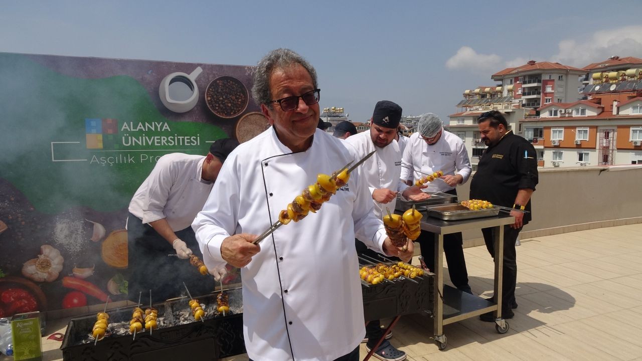 Alanya’da muşmula kebabı rüzgârı! Mangallar yakıldı, lezzet tanıtıldı - Sayfa 4