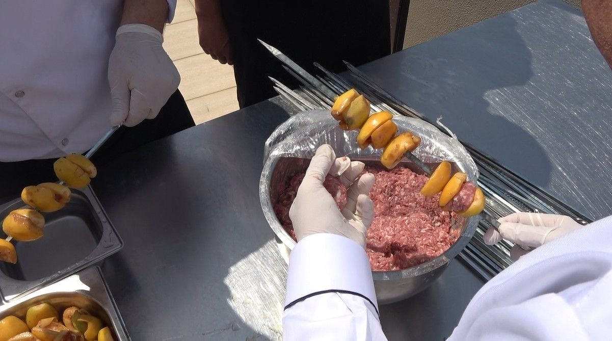 Alanya’da muşmula kebabı rüzgârı! Mangallar yakıldı, lezzet tanıtıldı - Sayfa 6