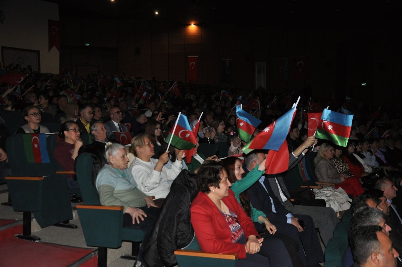 Kars’ta dostluk rüzgârı: Azerbaycan-Türkiye Kültür Buluşması coşkuyla geçti - Sayfa 1