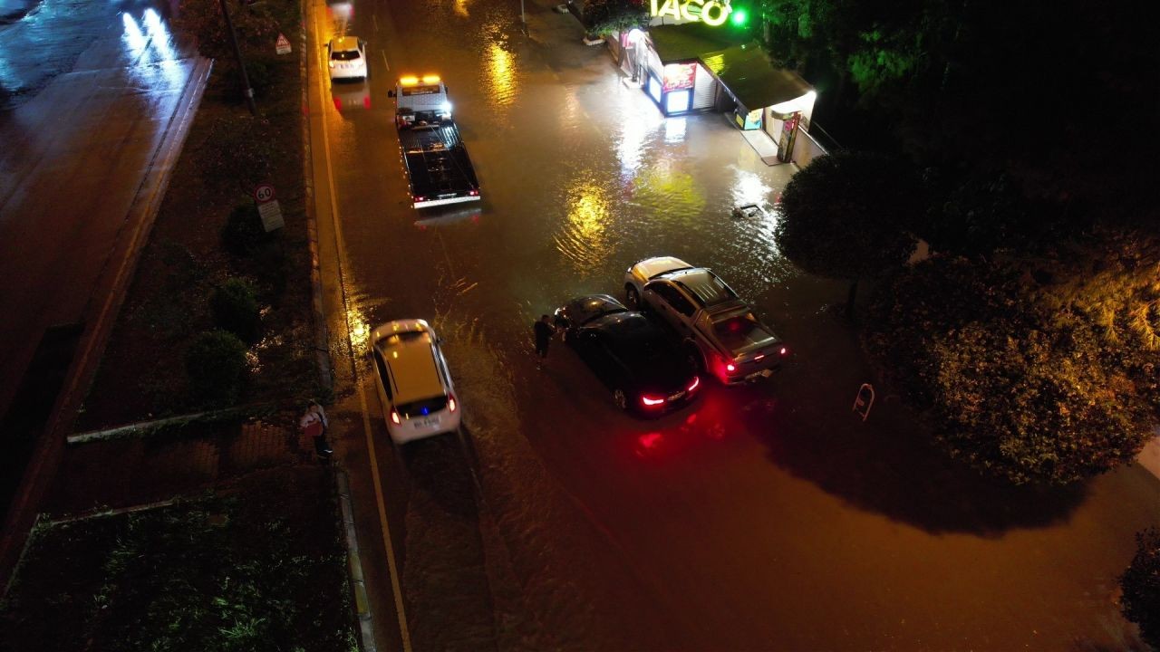 Adana’da sağanak felaketi! Yollar göle döndü - Sayfa 1