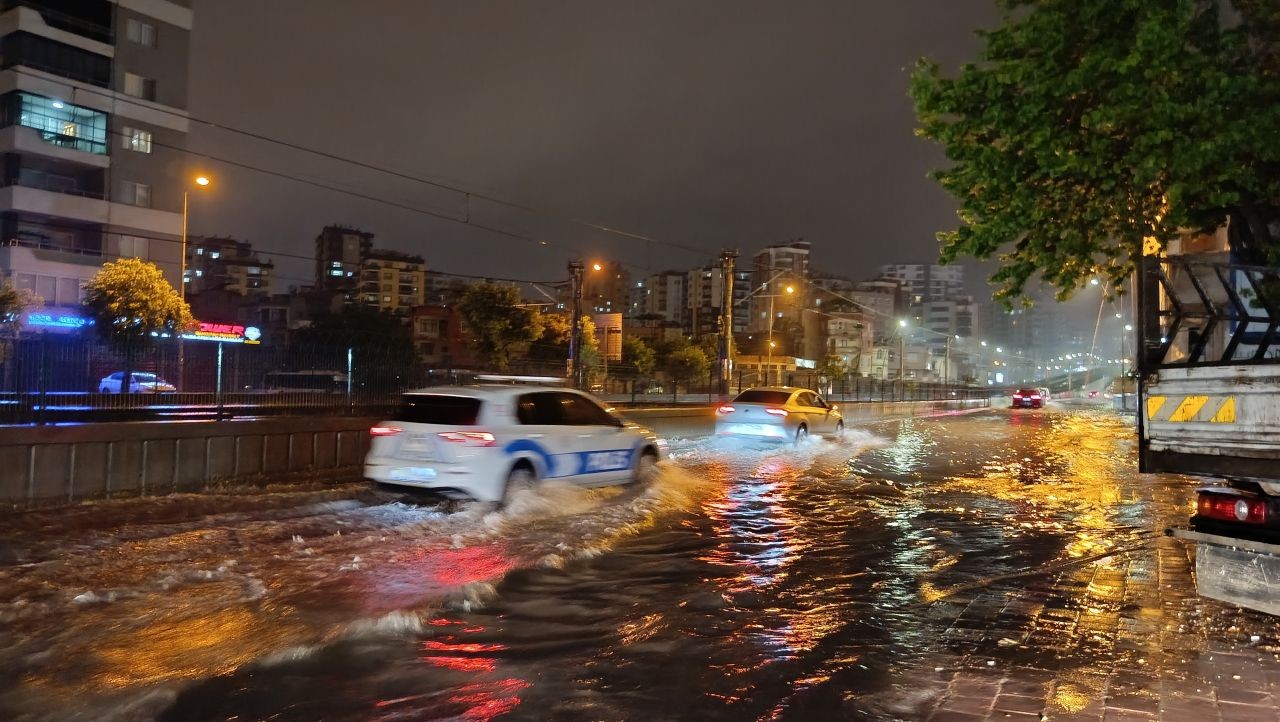Adana’da sağanak felaketi! Yollar göle döndü - Sayfa 3