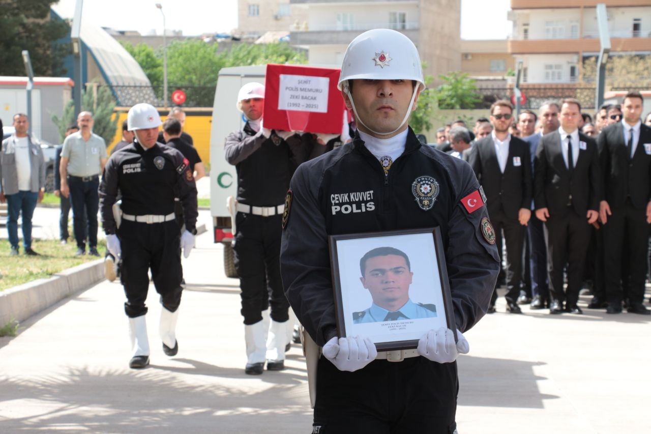 Cizre’de şehit olan polis memuru Zeki Bacak memleketinde son yolculuğuna uğurlandı - Sayfa 1
