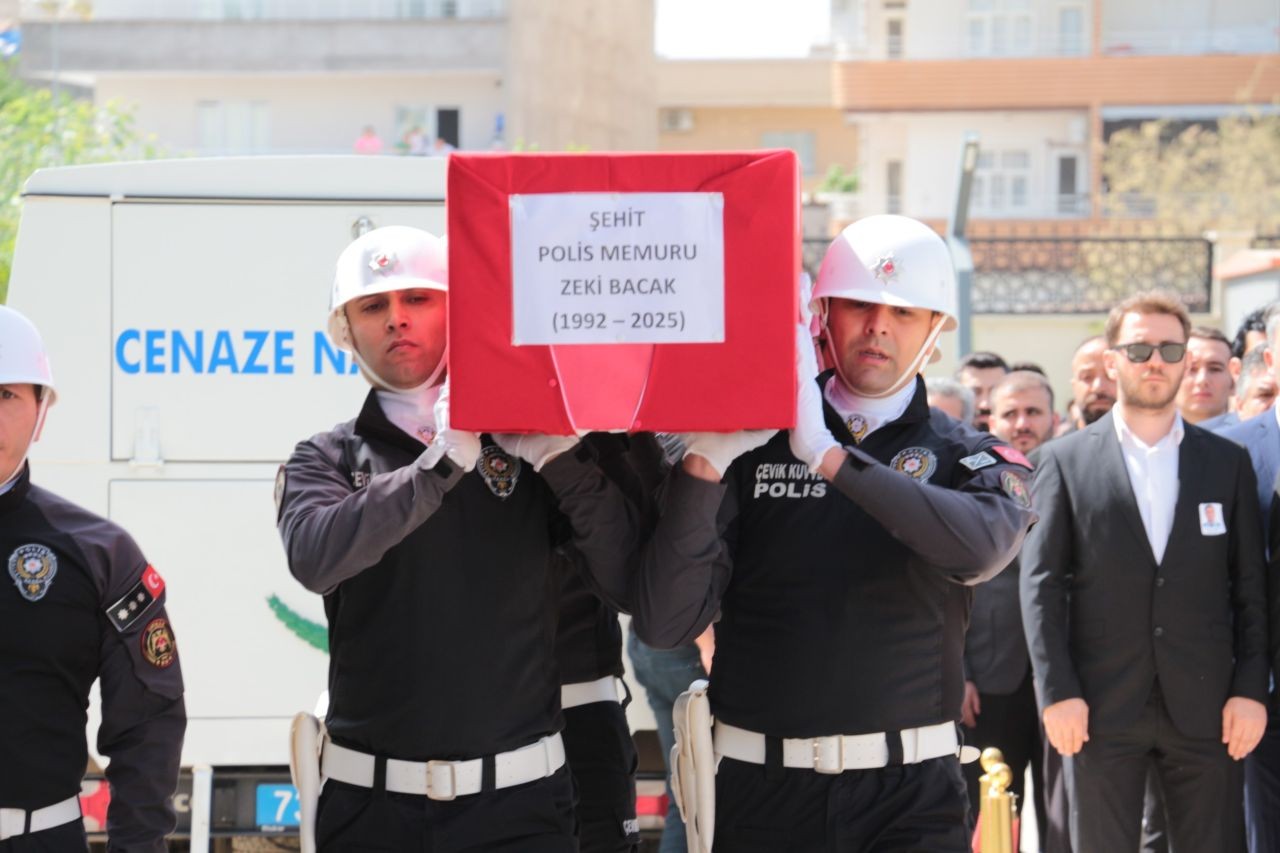 Cizre’de şehit olan polis memuru Zeki Bacak memleketinde son yolculuğuna uğurlandı - Sayfa 2