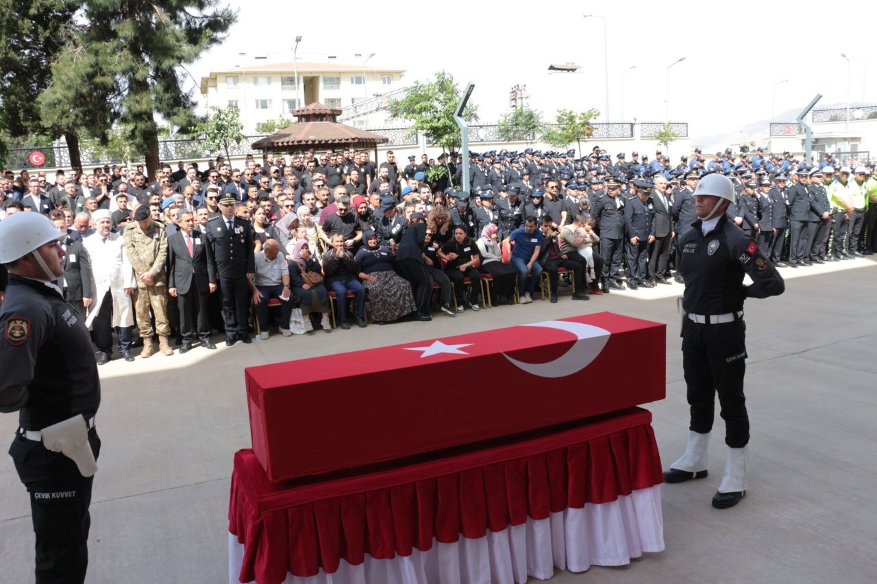 Cizre’de şehit olan polis memuru Zeki Bacak memleketinde son yolculuğuna uğurlandı - Sayfa 3