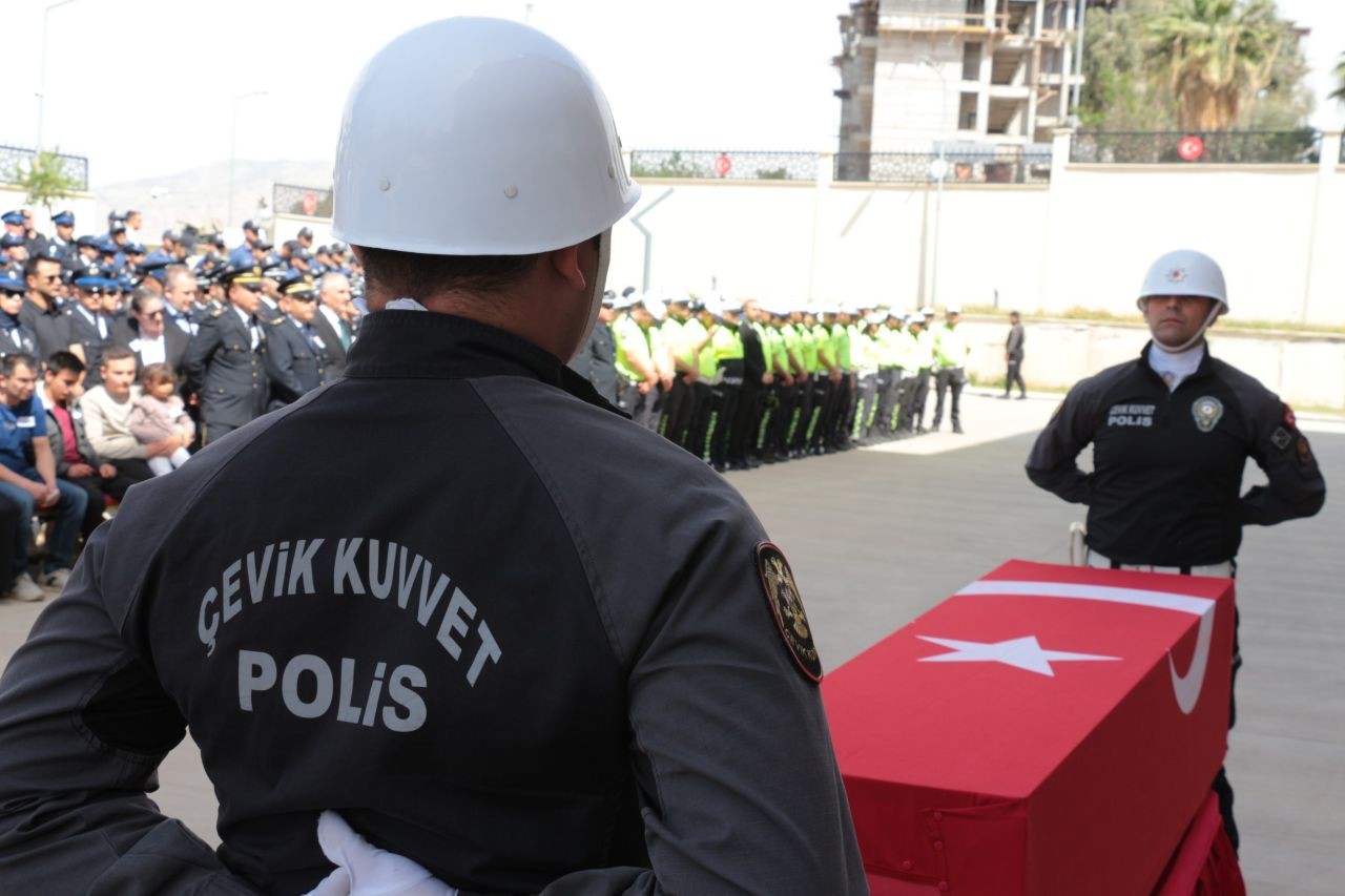 Cizre’de şehit olan polis memuru Zeki Bacak memleketinde son yolculuğuna uğurlandı - Sayfa 4