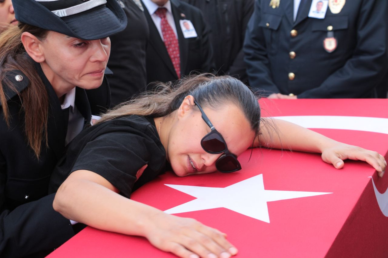 Cizre’de şehit olan polis memuru Zeki Bacak memleketinde son yolculuğuna uğurlandı - Sayfa 5