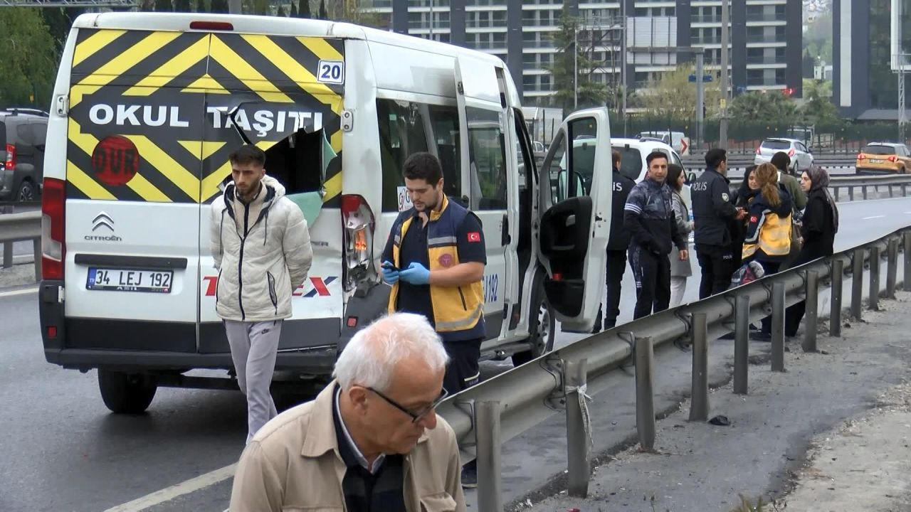 Bakırköy'de zincirleme kaza; otomobil ters dönüp yol kenarına savruldu, 5 yaralı hastaneye kaldırıldı - Sayfa 6