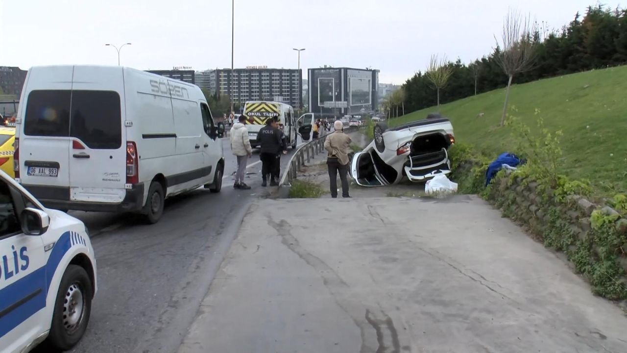 Bakırköy'de zincirleme kaza; otomobil ters dönüp yol kenarına savruldu, 5 yaralı hastaneye kaldırıldı - Sayfa 2