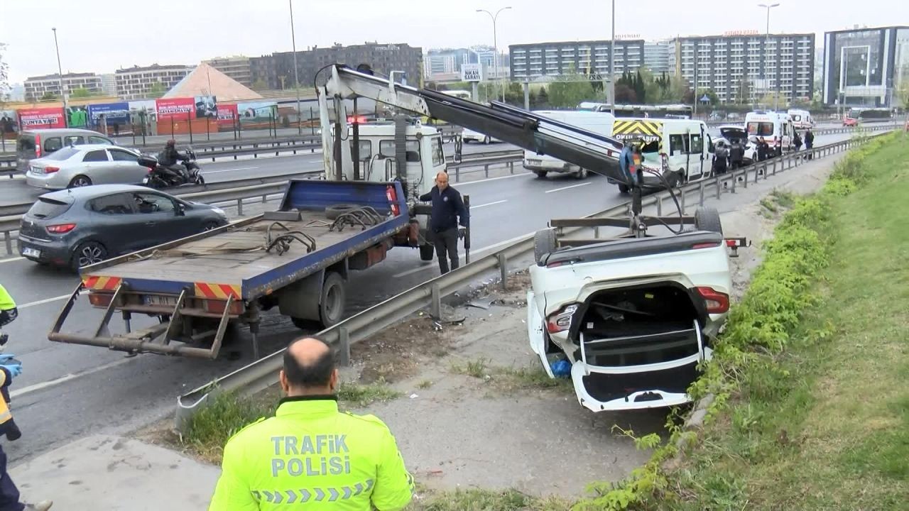 Bakırköy'de zincirleme kaza; otomobil ters dönüp yol kenarına savruldu, 5 yaralı hastaneye kaldırıldı - Sayfa 1