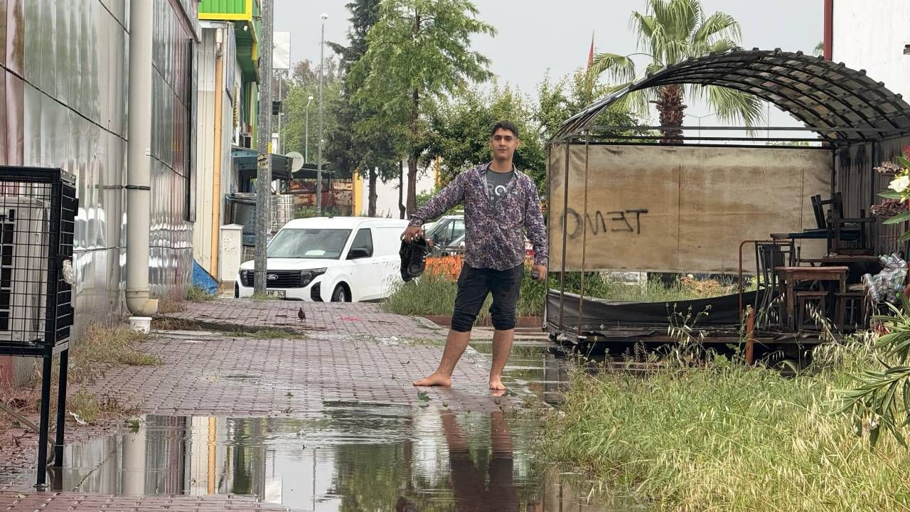 Yağmur hayatı felç etti, çocukları caddede yüzdü, Adana'nın altyapı sorunu gözler önüne serildi - Sayfa 7