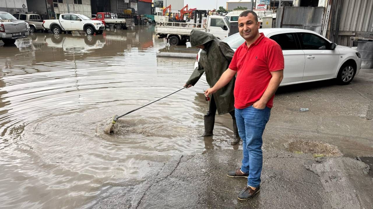 Yağmur hayatı felç etti, çocukları caddede yüzdü, Adana'nın altyapı sorunu gözler önüne serildi - Sayfa 8