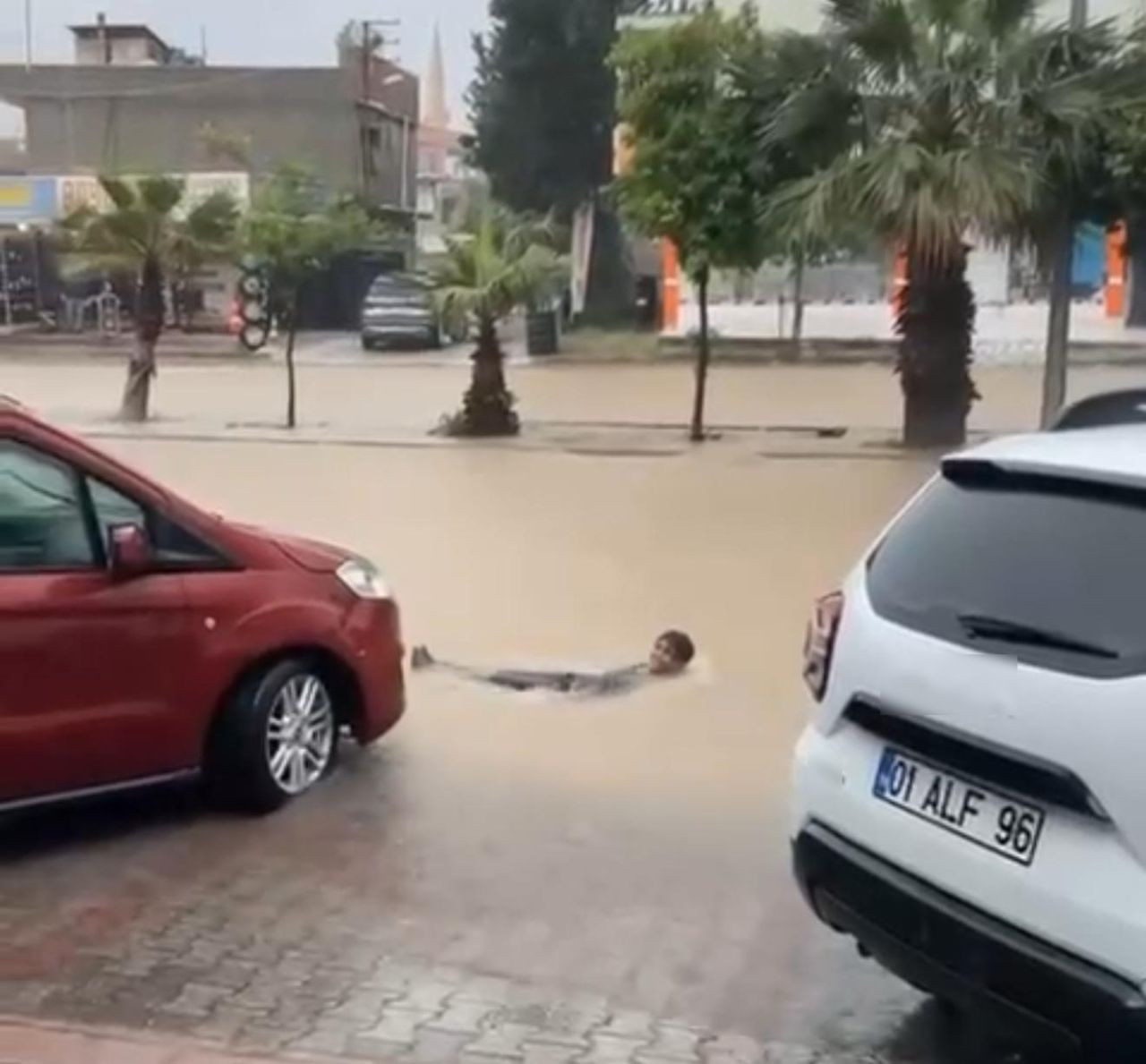 Yağmur hayatı felç etti, çocukları caddede yüzdü, Adana'nın altyapı sorunu gözler önüne serildi - Sayfa 5