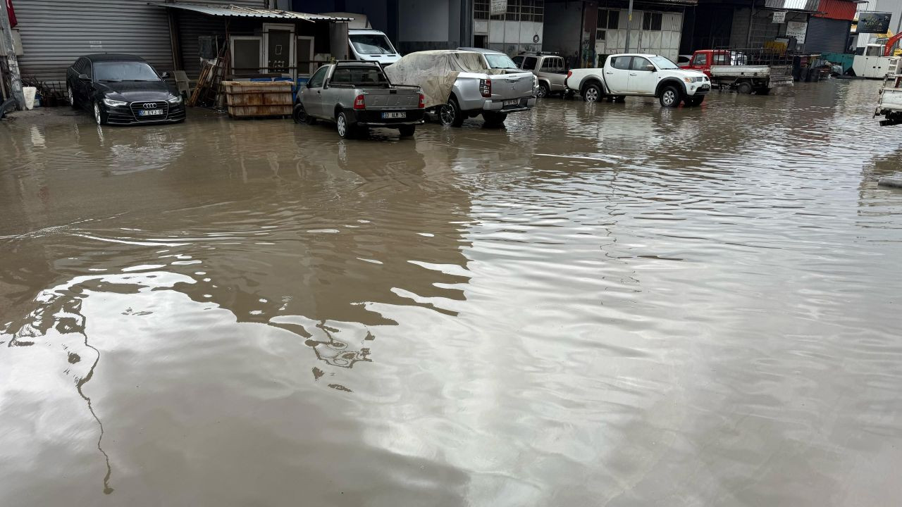 Yağmur hayatı felç etti, çocukları caddede yüzdü, Adana'nın altyapı sorunu gözler önüne serildi - Sayfa 6
