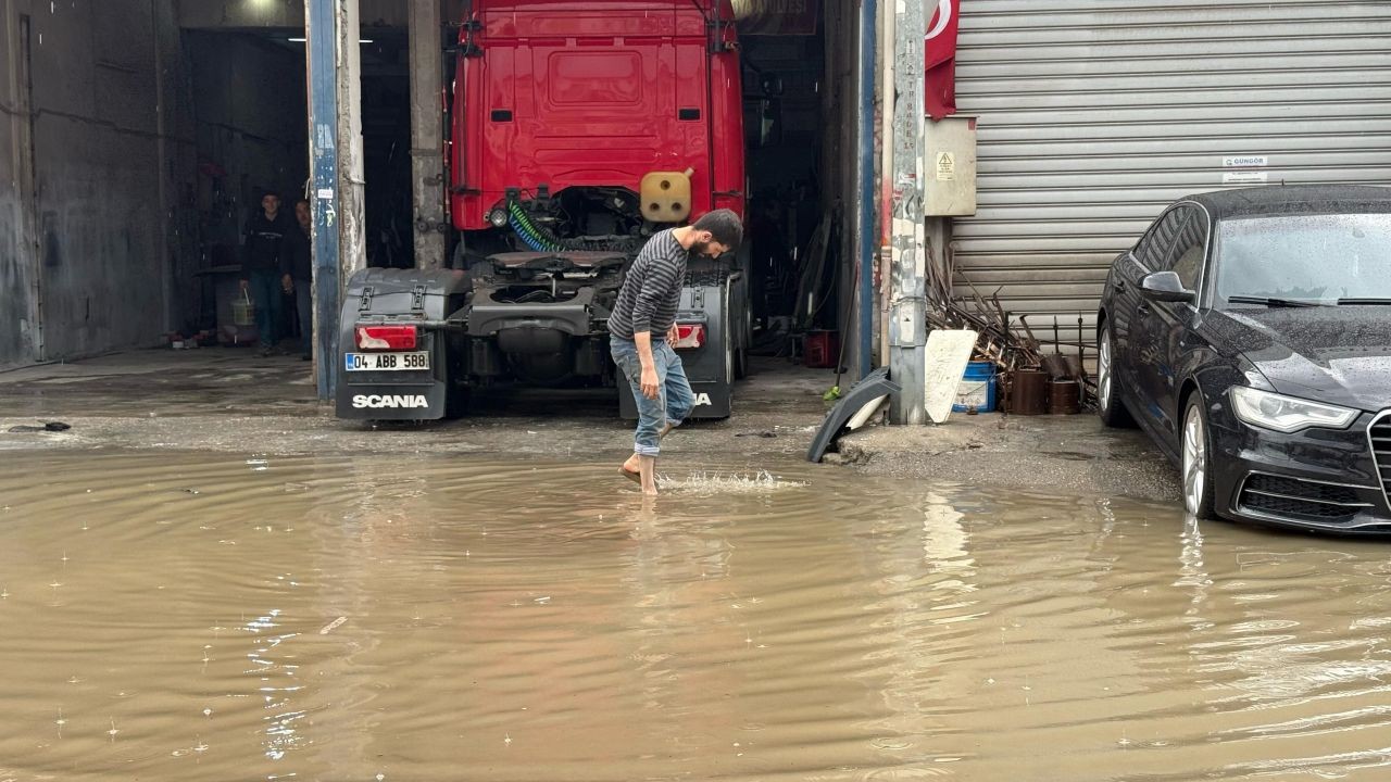 Yağmur hayatı felç etti, çocukları caddede yüzdü, Adana'nın altyapı sorunu gözler önüne serildi - Sayfa 4