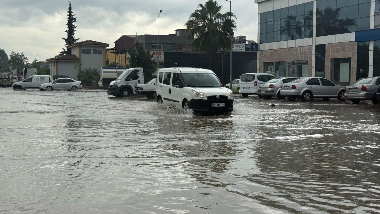 Yağmur hayatı felç etti, çocukları caddede yüzdü, Adana'nın altyapı sorunu gözler önüne serildi - Sayfa 3