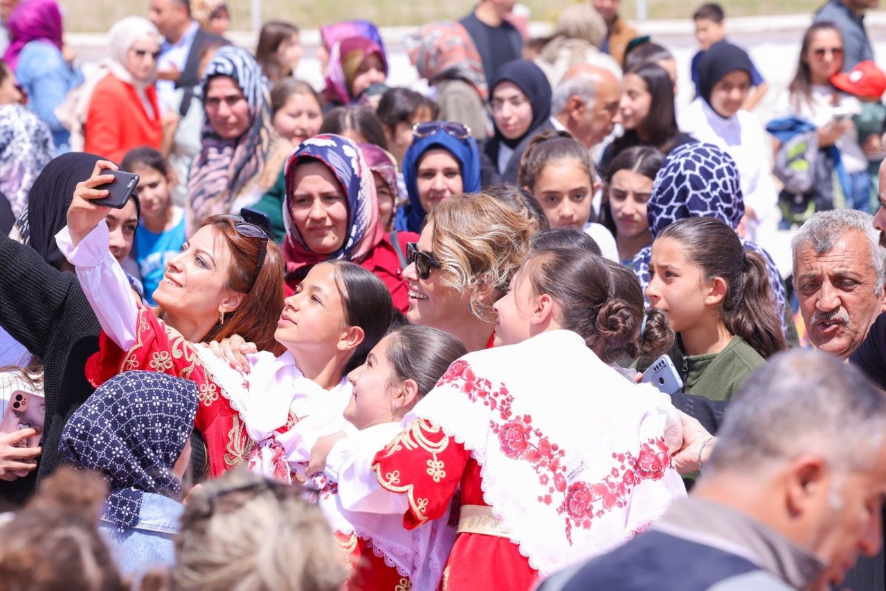 Gülben Ergen'in "Çocuklar Gülsün Diye Derneği" bir anaokulu daha yaptırdı: 57 Elazığ, 58 Bayburt - Sayfa 1