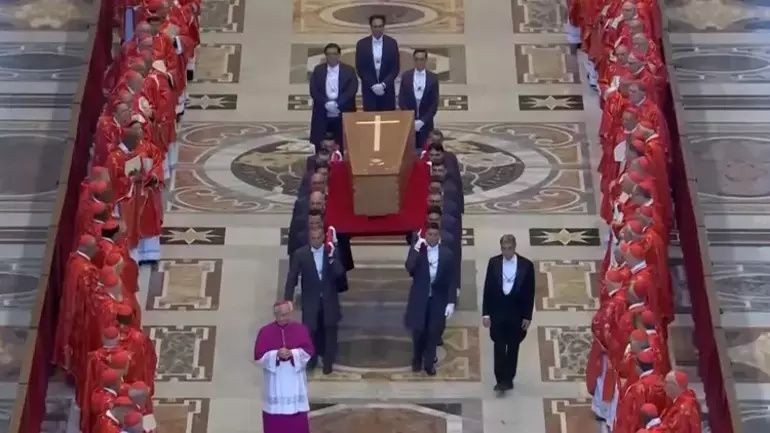 Beyaz Saray'daki tarihi kavga sonrası Trump ve Zelenskiy ilk kez bir araya geldi! Papa'nın cenaze töreninde kısa görüşme... - Sayfa 2