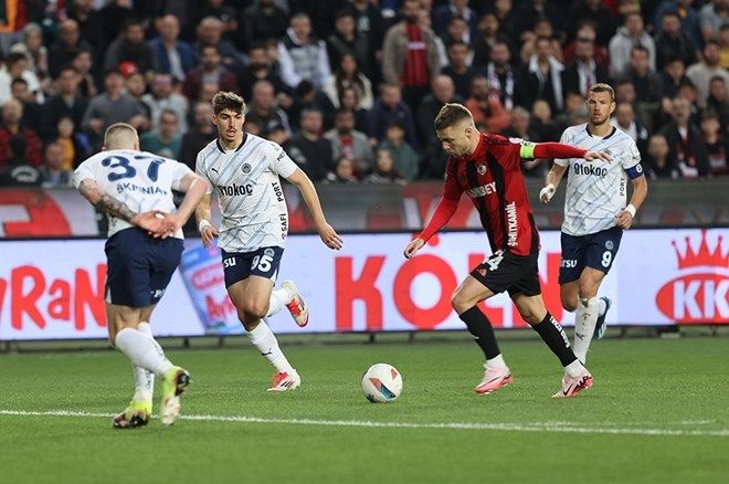 Fenerbahçe - Gaziantep FK maçı tartışmalara kapandı: 3 penaltı, 2 gol, 1 kırmızı kart! - Sayfa 1
