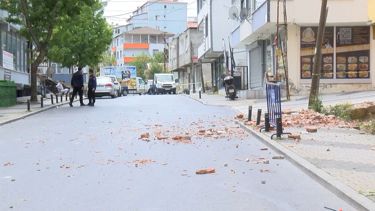 Sancaktepe'de binanın 5. katında balkon çöktü - Sayfa 4