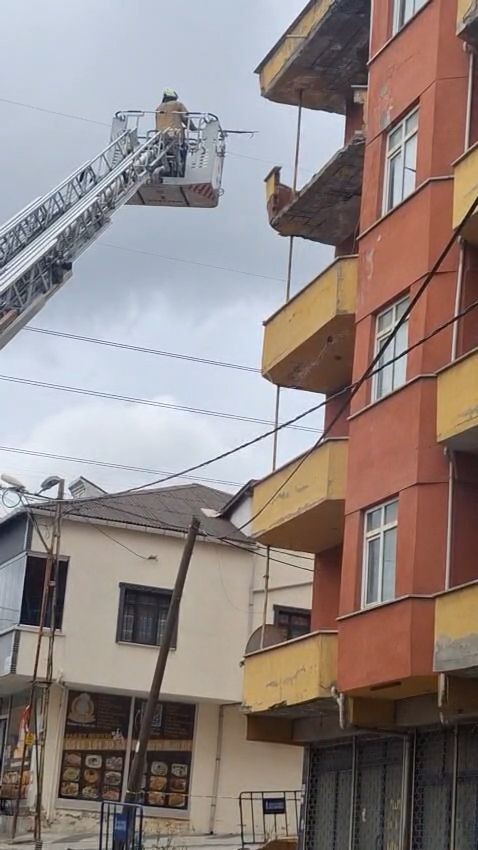 Sancaktepe'de binanın 5. katında balkon çöktü - Sayfa 2