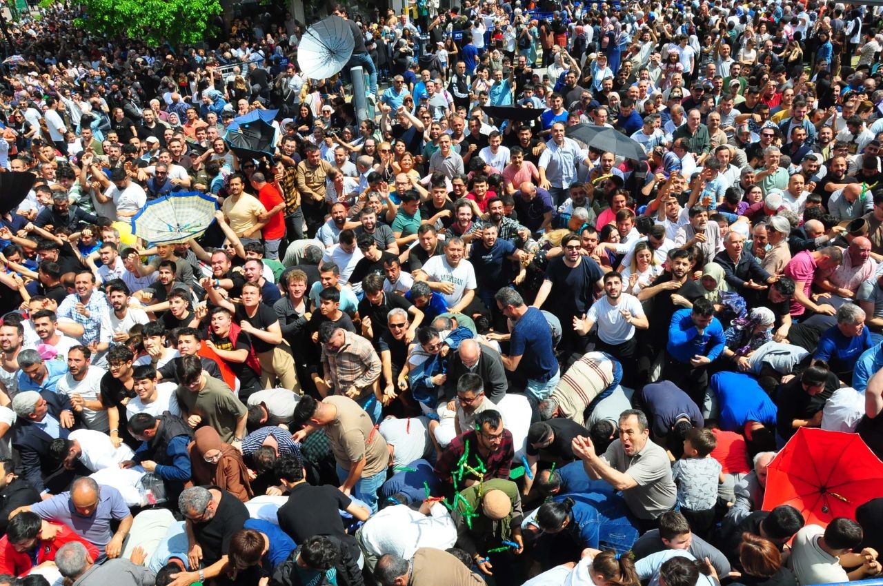 Uluslararası Manisa Mesir Macunu Festivali: 20 dakikada 8 ton mesir macunu saçıldı - Sayfa 1