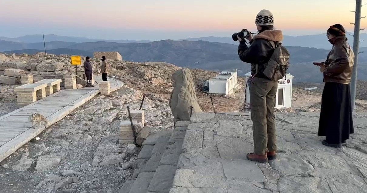 Nemrut Dağı’nda sevimli misafir! Tilki, turistleri büyüledi - Sayfa 3