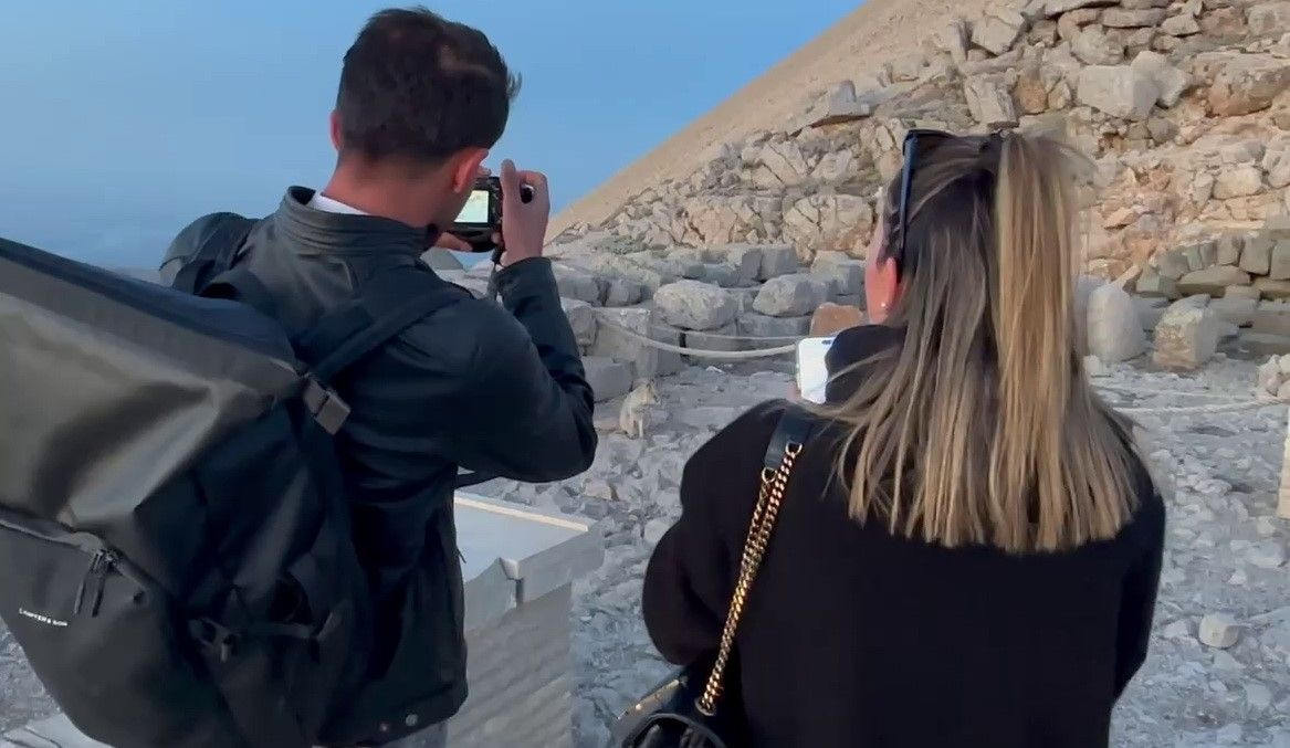 Nemrut Dağı’nda sevimli misafir! Tilki, turistleri büyüledi - Sayfa 6