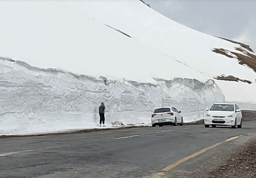 Ardahan’da doğa harikası! 4 metrelik kar kütlesi görenleri büyülüyor - Sayfa 2
