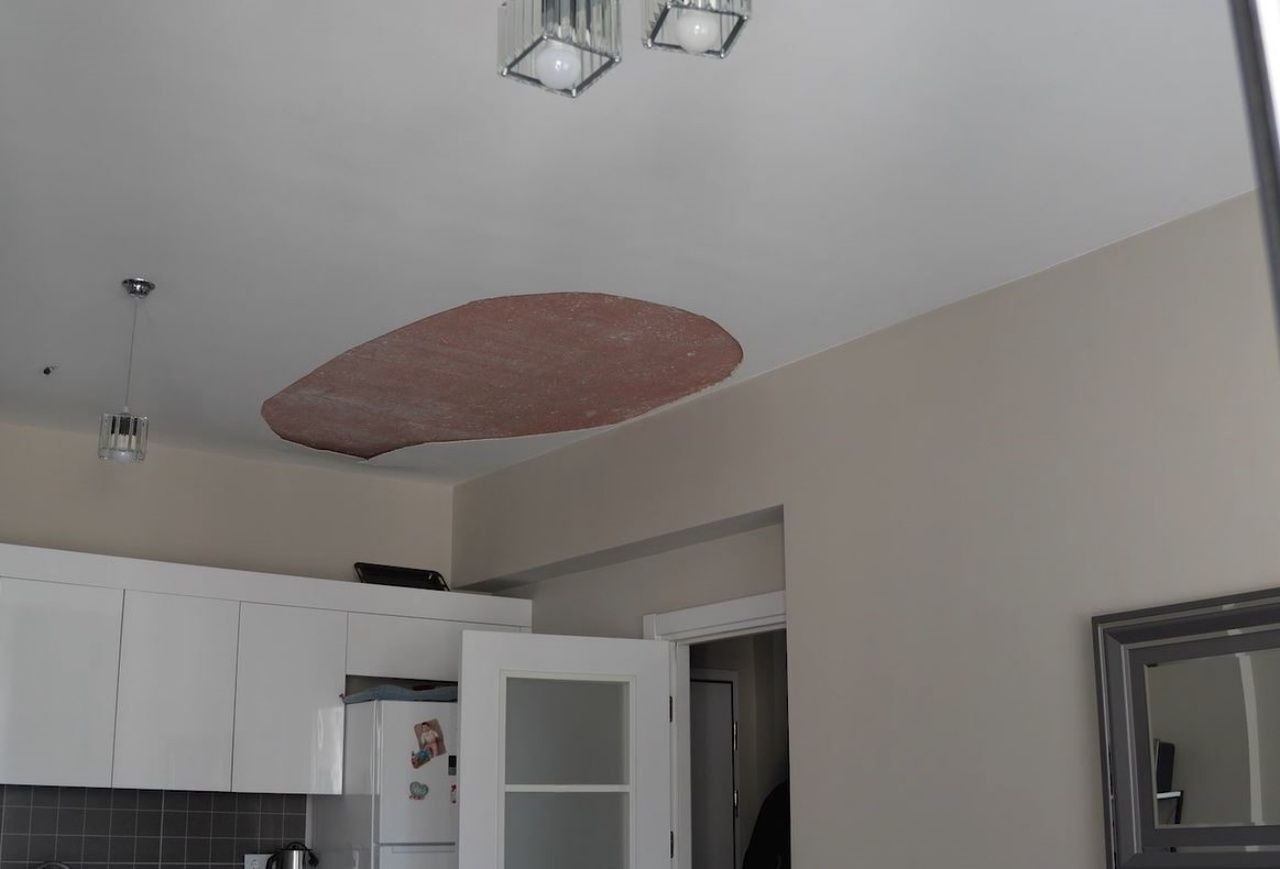 Bağcılar’da şok olay! Ütü yapan kadının başına tavan çöktü, 1,5 yaşındaki torunu kıl payı kurtuldu - Sayfa 1