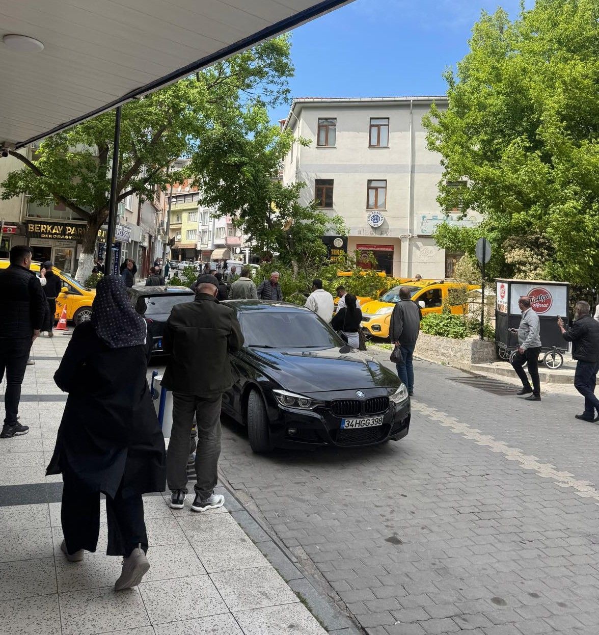 Çanakkale’de fırtına paniği! Kırılan ağaç dalı taksilere zarar verdi - Sayfa 3