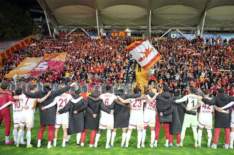 "Galatasaray Türkiye'nin Bayern Münih'i oldu! Seneye de aynısı olacak" Fenerbahçe'nin efsane futbolcusu Serhat Akın'dan itiraf! - Sayfa 1
