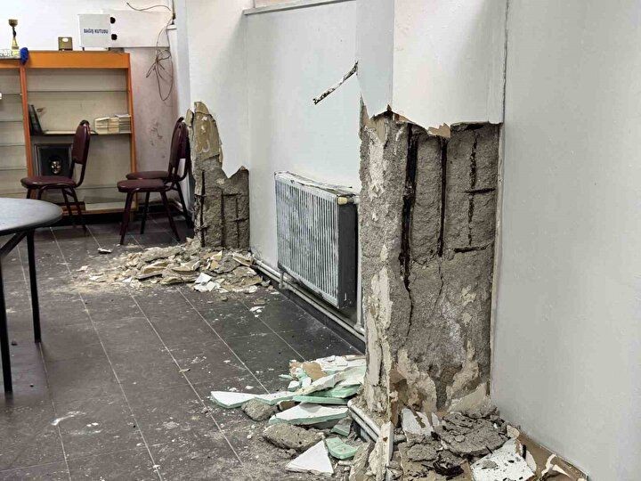 Küçükçekmece'de 6,2'lik depremde 6 katlı binanın kolonları patladı! İçinden midye kabukları ve elle parçalanabilen demirler çıktı! Görüntüler ''İnsan hayatı bu kadar ucuz mu?'' dedirtti - Sayfa 2