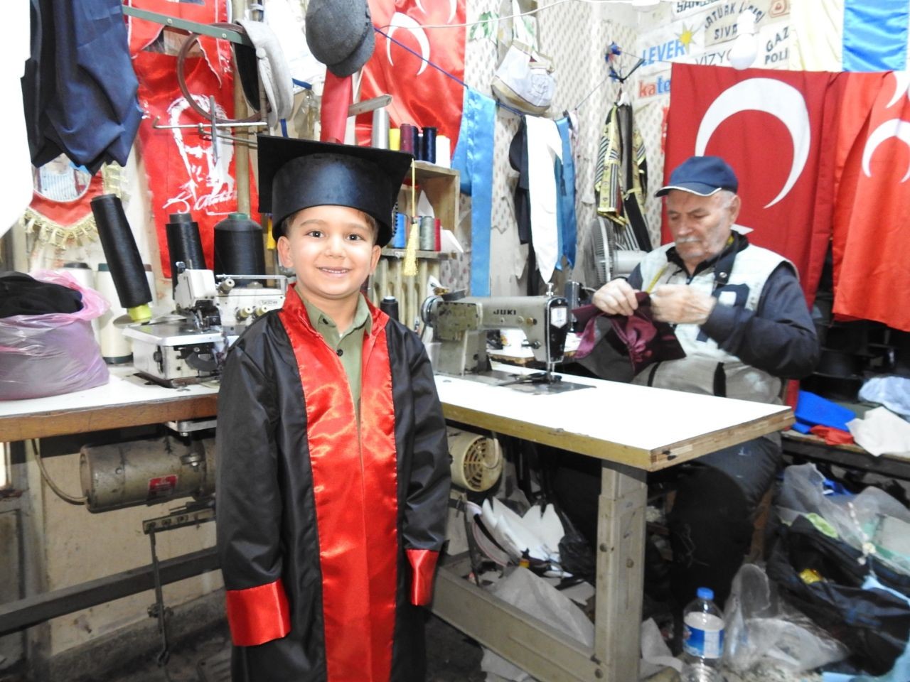 Gaziantep’in emektar terzisi! 60 yıldır cübbe dikiyor, mesleğine aşkla bağlı! - Sayfa 1