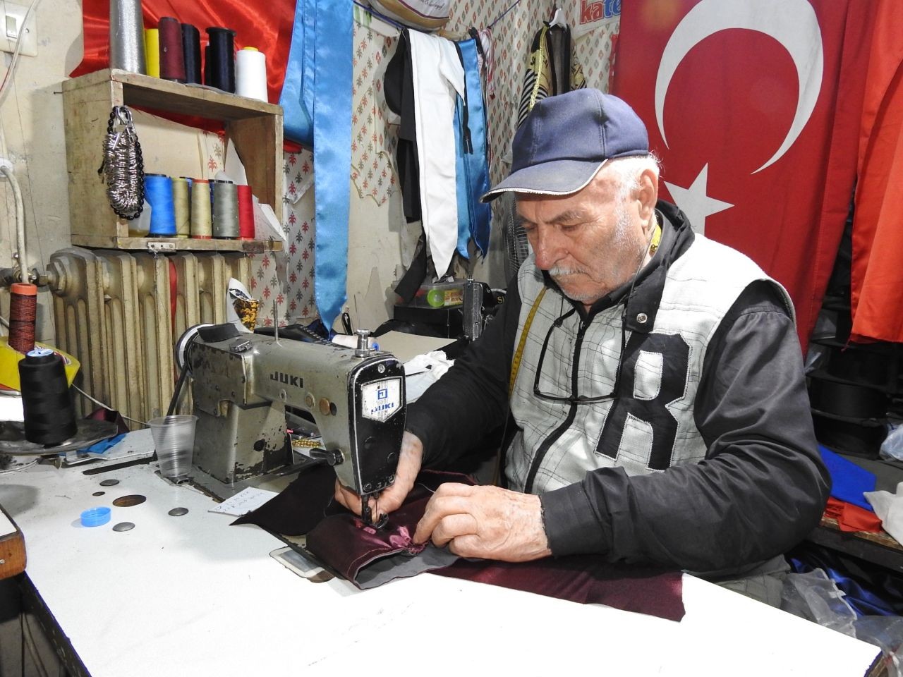 Gaziantep’in emektar terzisi! 60 yıldır cübbe dikiyor, mesleğine aşkla bağlı! - Sayfa 3