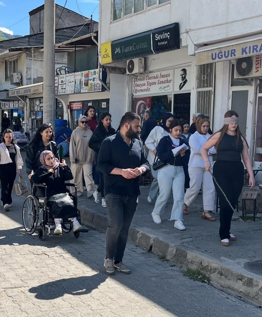 Artvin’de yürekleri ısıtan etkinlik! Öğrenciler engelli bireylerin yaşamına empatiyle dokundu - Sayfa 1