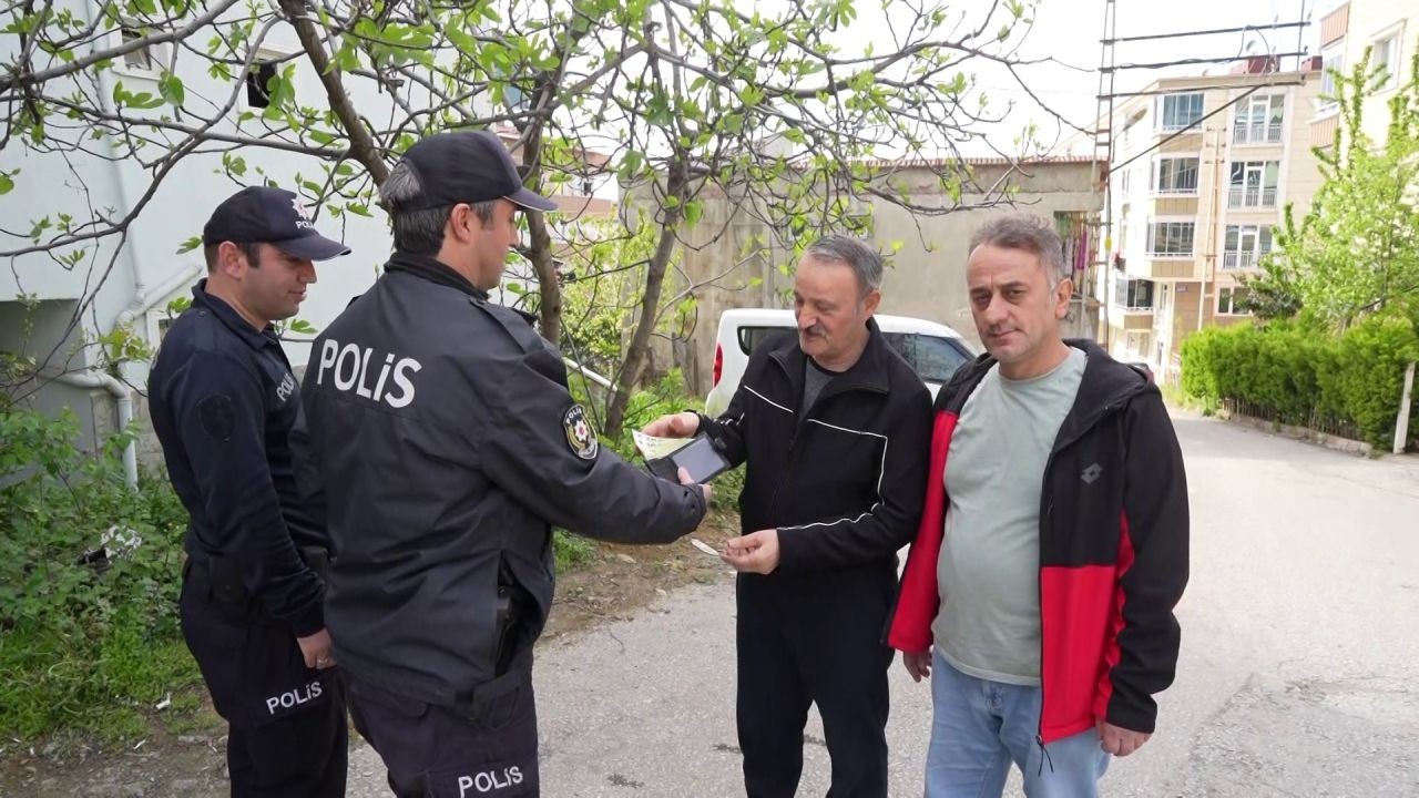Samsun’da örnek davranış! İçi dolar dolu cüzdanı polise teslim eden çift yürekleri ısıttı - Sayfa 1