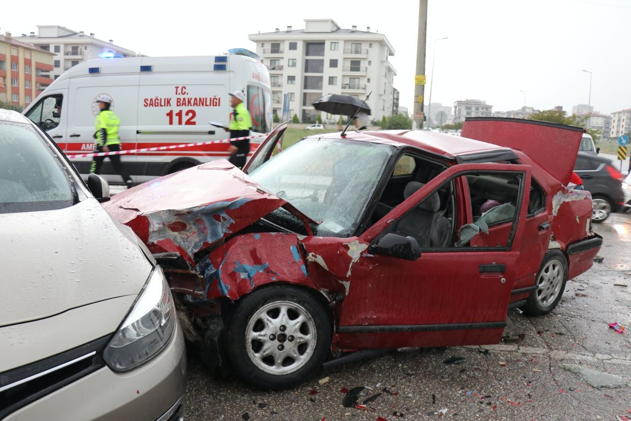 Denizli’de yağış ve sürat faciası! 3 araç çarpıştı, 1’i ağır 8 yaralı - Sayfa 2