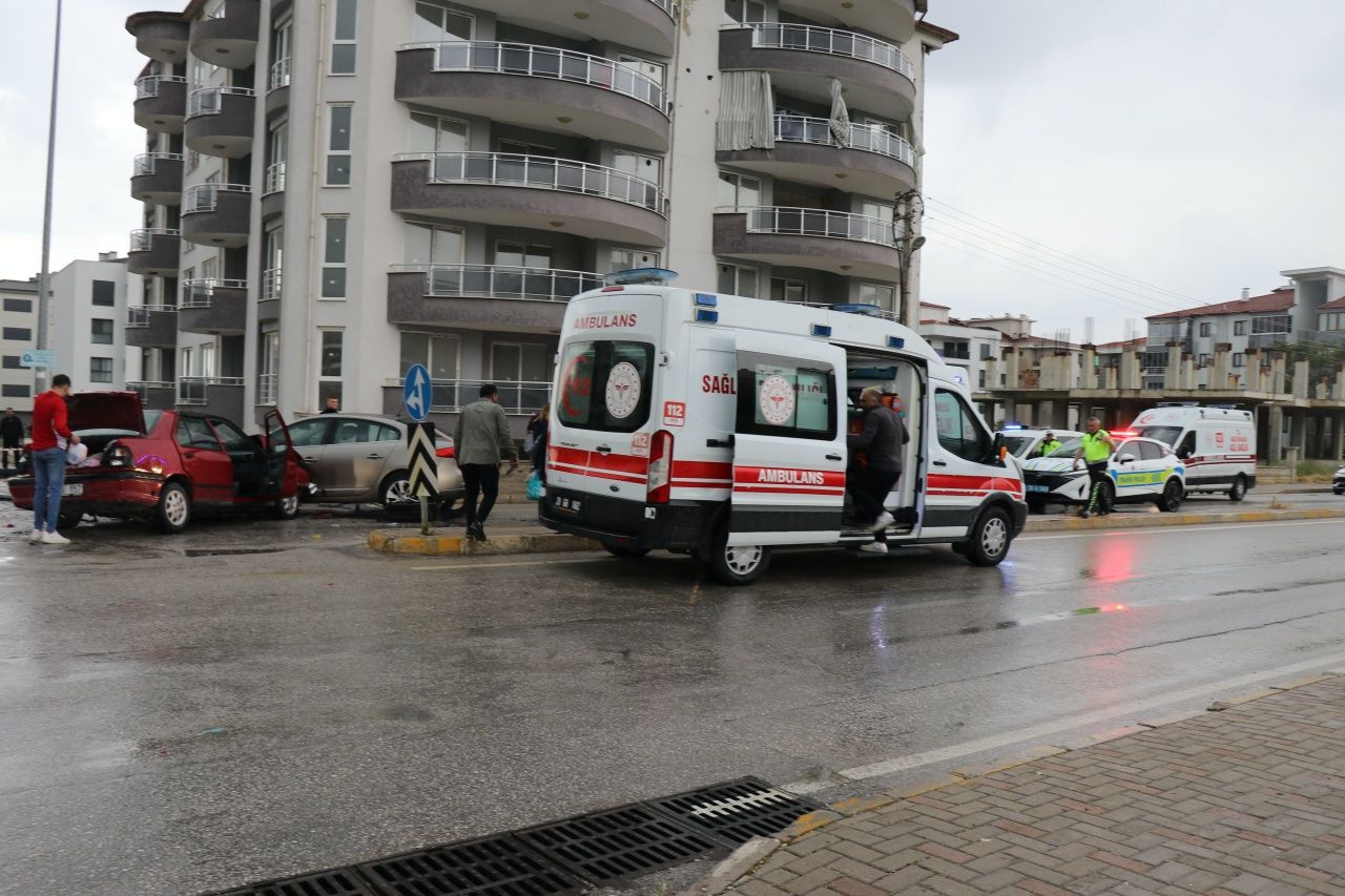 Denizli’de yağış ve sürat faciası! 3 araç çarpıştı, 1’i ağır 8 yaralı - Sayfa 3
